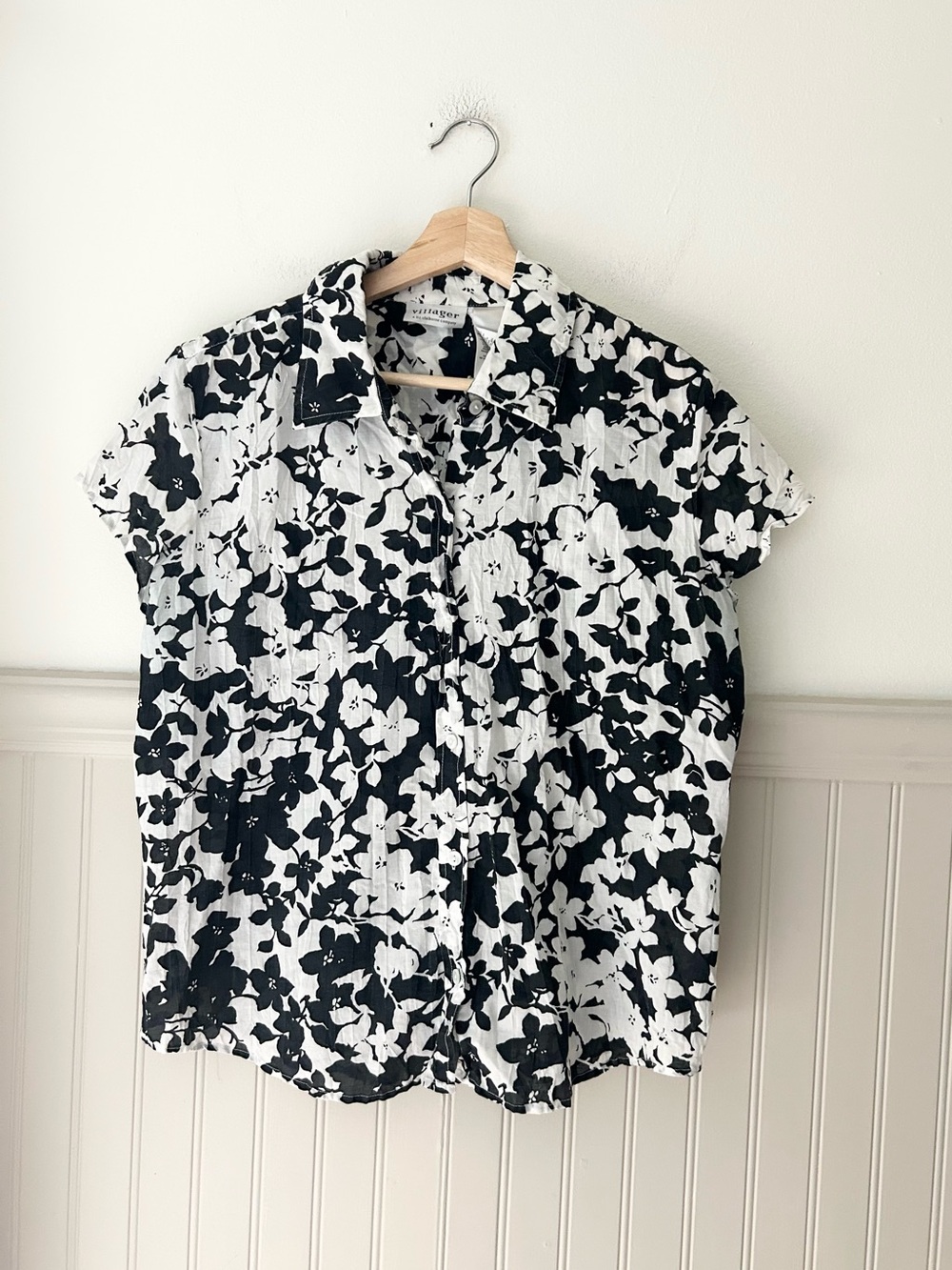 Villager Liz Claiborne Size 12 Black White Floral Button Down Shirt Short Sleeve